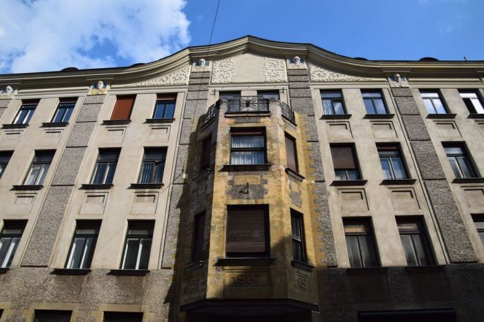 rigueur du 16 médaillon en céramique