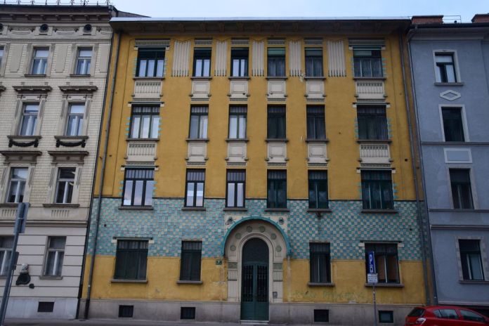 damiers bleus sur fond jaune à Ljubljana