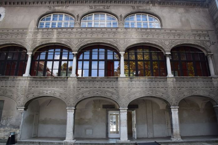 arcades sur plusieurs étages ancien couvent ljubljana