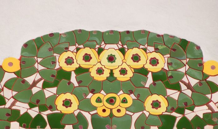 motifs fleuris rehaussés de céramique ljubljna