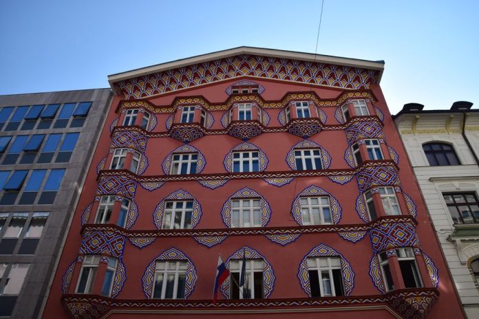 décor époustouflant banque coopérative ljubljana