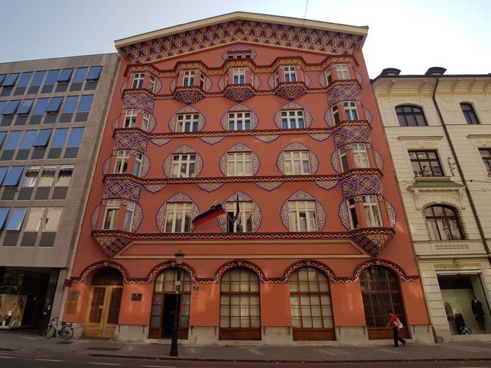 reflets orangés banque coopérative Ljubljana