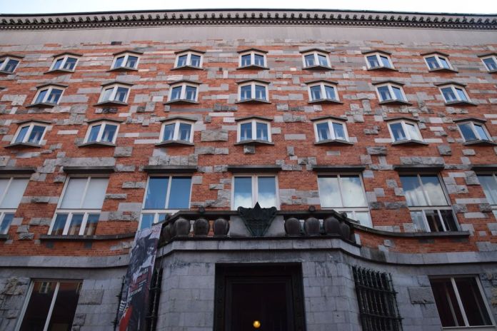 imposante façade bibliothèque universitaire ljubljana