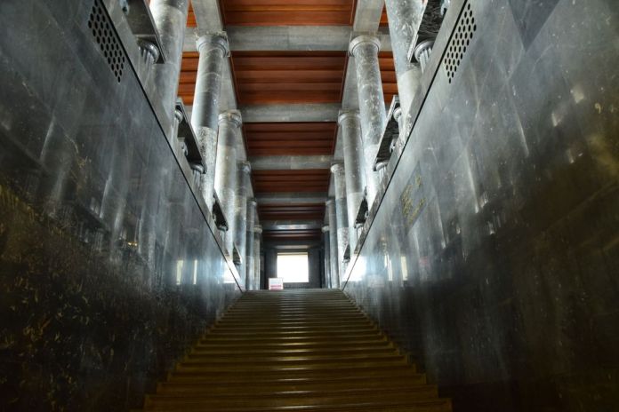 montée vers salle de lecture de la bibliothèque de Ljubljana