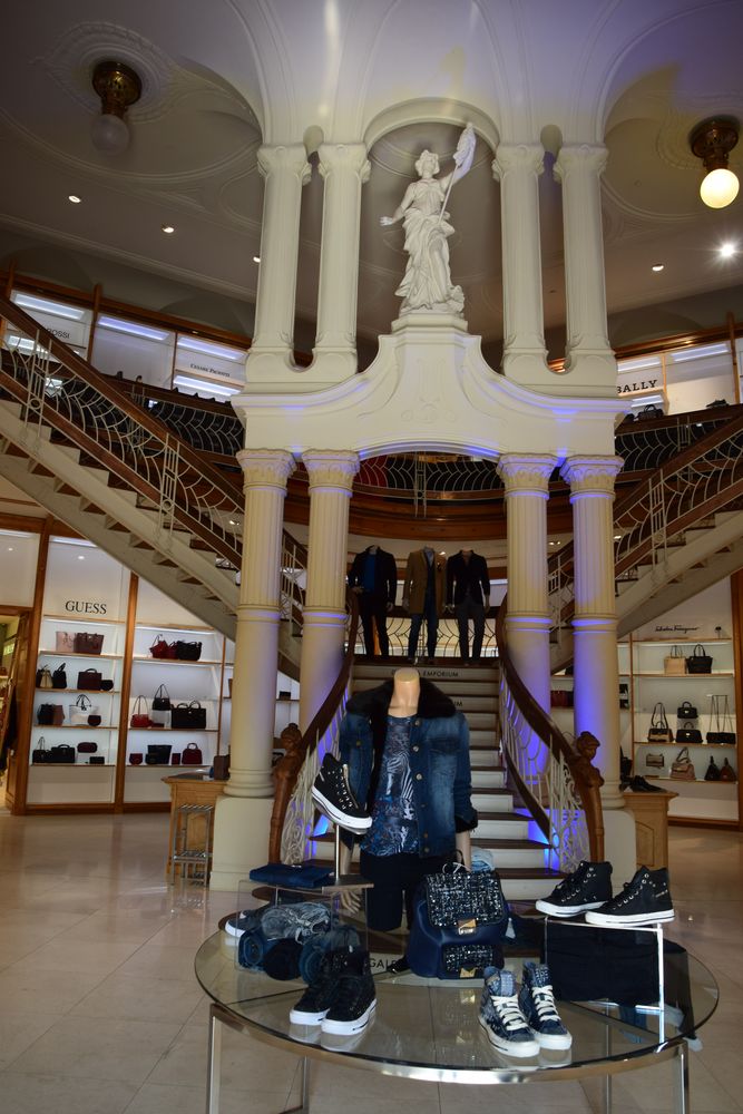 escalier double révolution galerija emporium ljbubljana