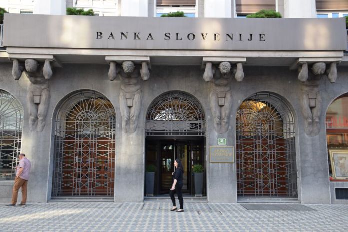 entrée de la banque de slovénie bien gardée à ljubljana