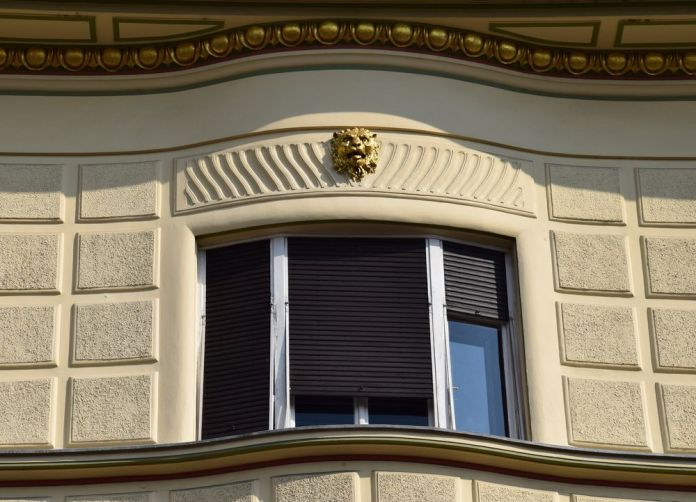 tête de lion dorée sur maison hribar ljubljana