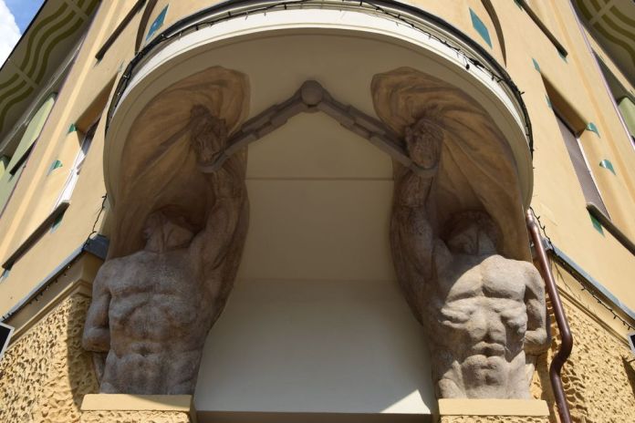 athlètes supportant la tourelle d'angle de la maison regalli