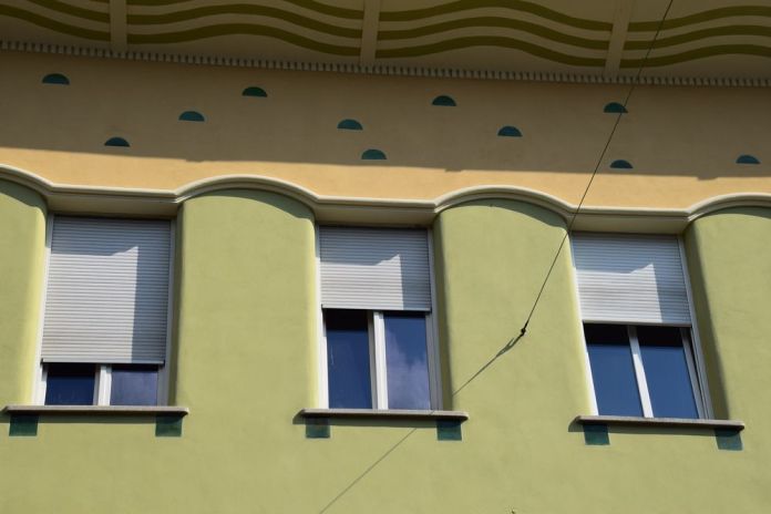 décors discrets avant-toit maison regalli ljubljana