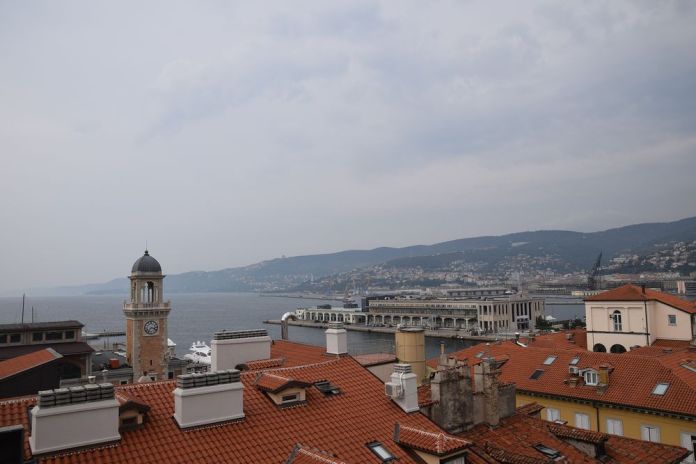 trieste et son port vus depuis les terrasses du musée Revoltella