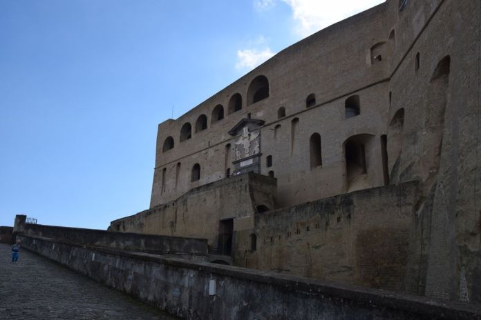entrée castel sant'elmo Naples