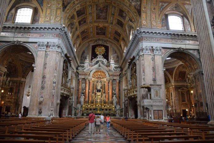 intérieur église Gesu Nuovo Naples