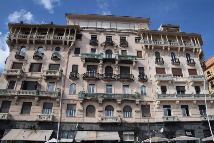 bâtiment liberty en bord de mer Naples