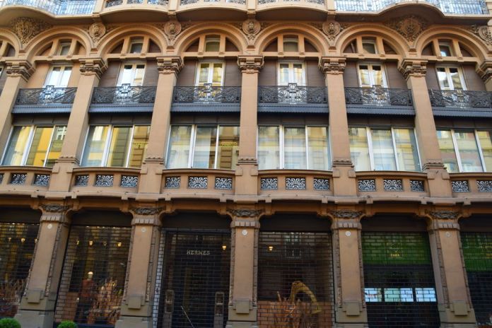 immeubles de commerces créé par Guilo Ulisse Arata Naples