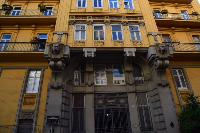 porte entrée palazzo Acquaviva Coppola