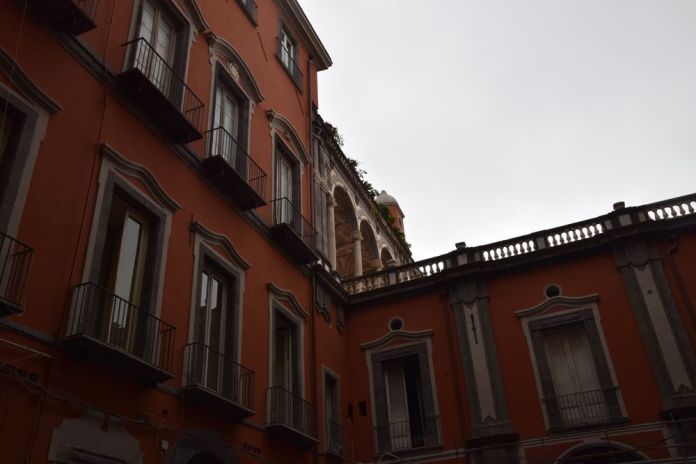 cour intérieure Palazzo Carafai di Maddaloni Naples