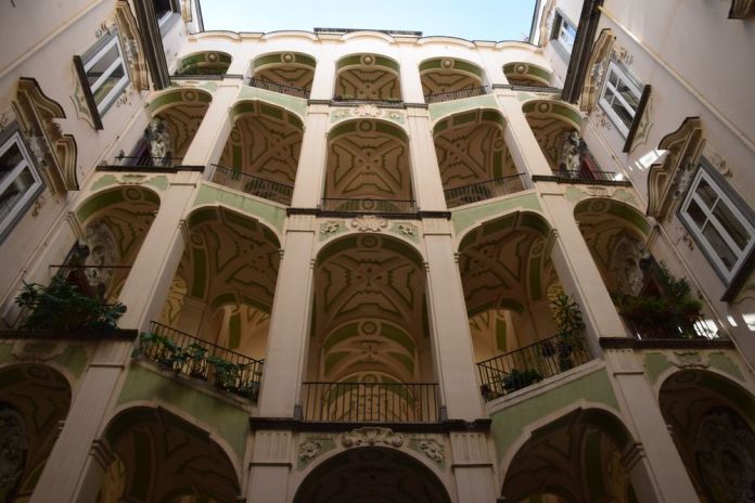 cage d'escalier Palazzo dello Spagnollo Naples