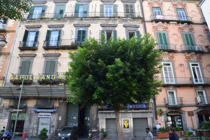 façades des Palazzo Trabucco et Mastelloni Naples
