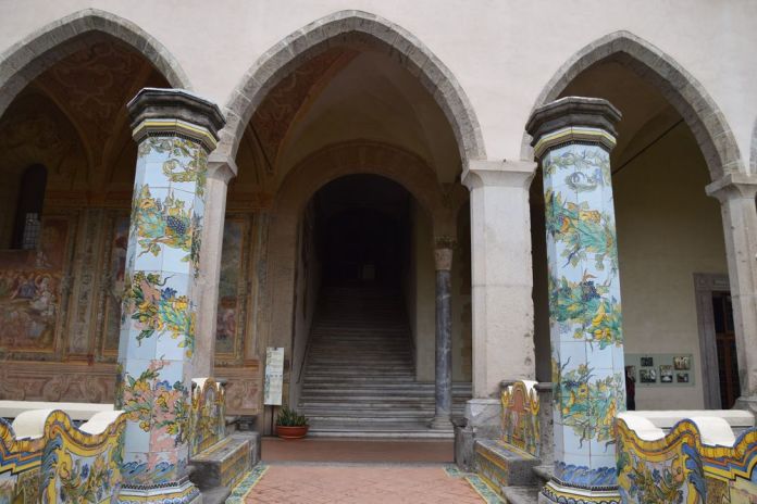 colonnes et voûtes cloître de santa chiara Naples