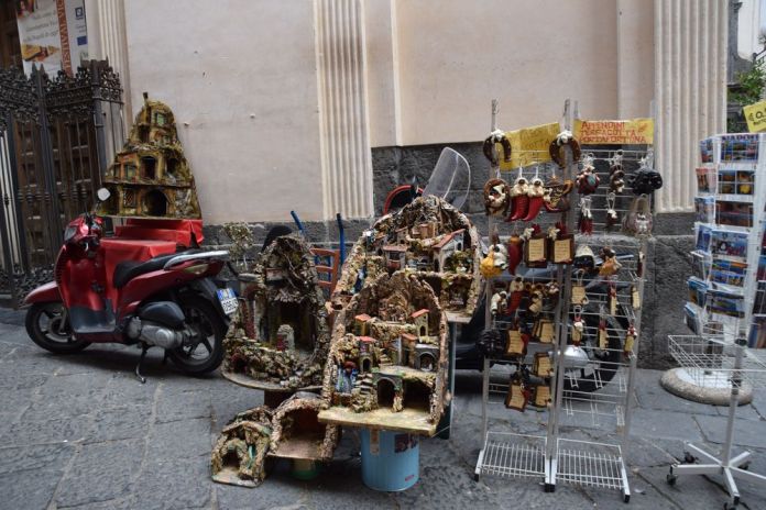 santons et crèches via san gregorio Armenio Naples