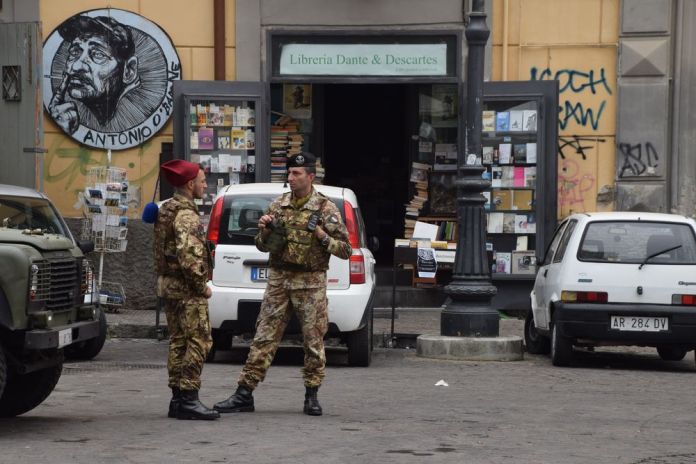 Naples, scène de rue.