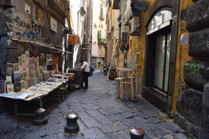 Naples, scène de rue.