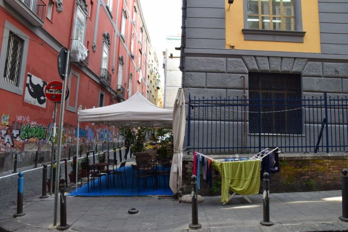 Naples, scène de rue.