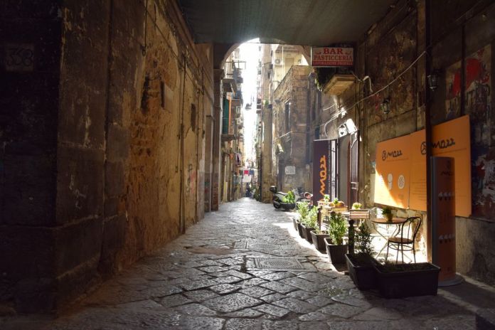 Naples, scène de rue.