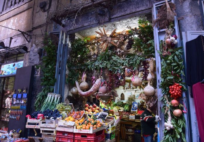 Naples, scène de rue.