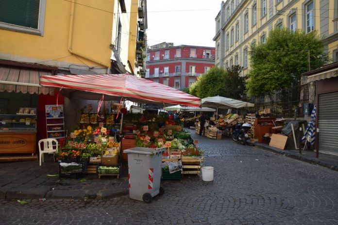 Naples, scène de rue.