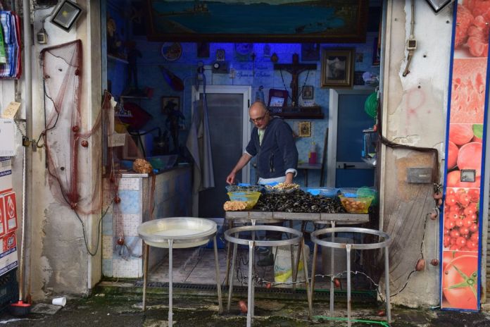 Naples, scène de rue.