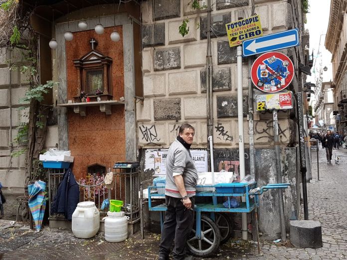 Naples, scène de rue.