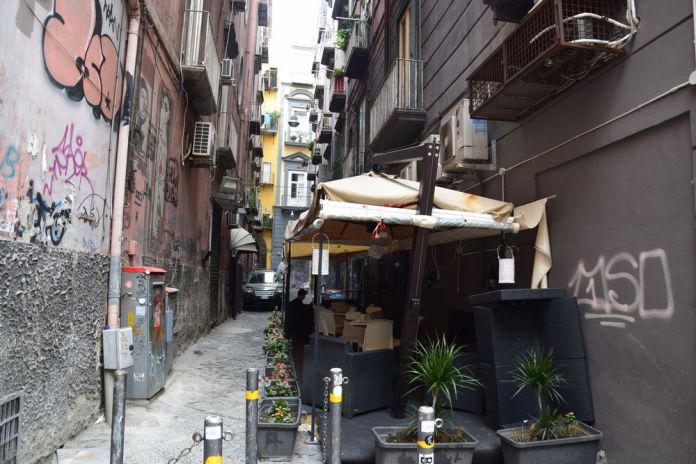 Naples, scène de rue.