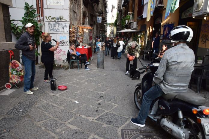 Naples, scène de rue.