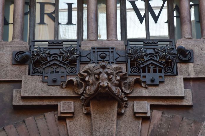 ferronneries et sculptures immeuble via dei mille Naples