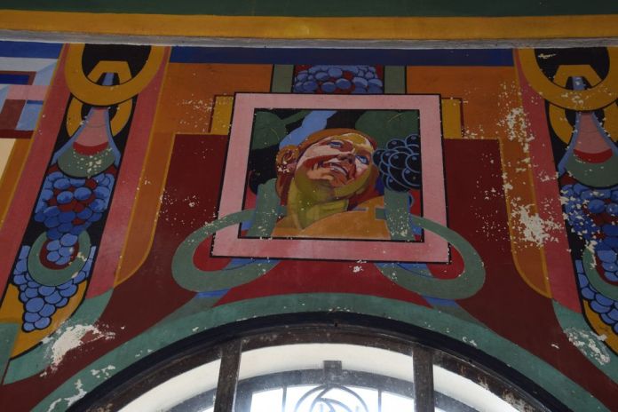 femme souriante décors Uvarium