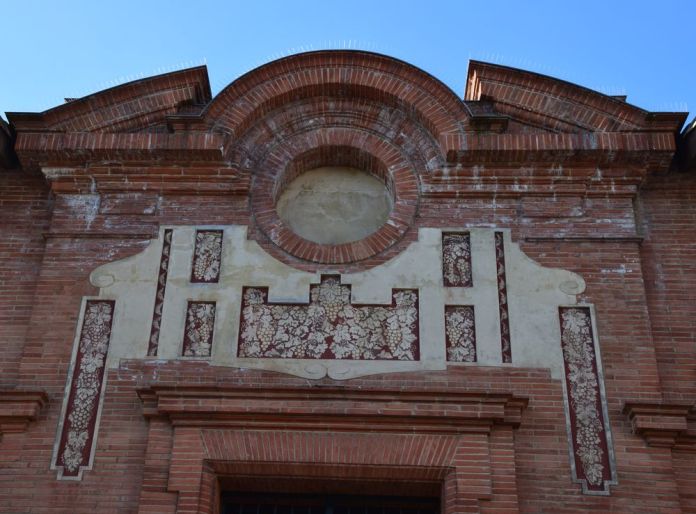 briques et motifs de raisins hall de paris à moissac