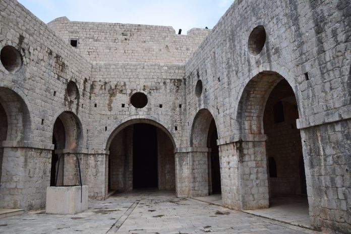 cour intérieure fort Lovrijenac dubrovnik