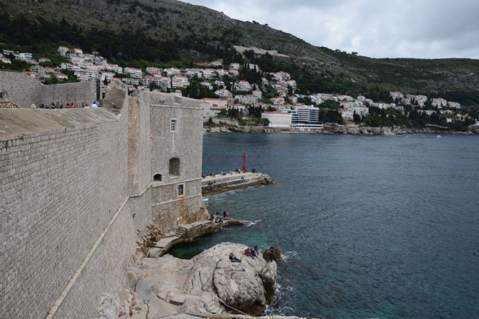 remparts dubrovnik et rochers