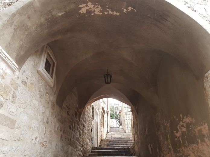 maisons forment des voûtes à Dubrovnik