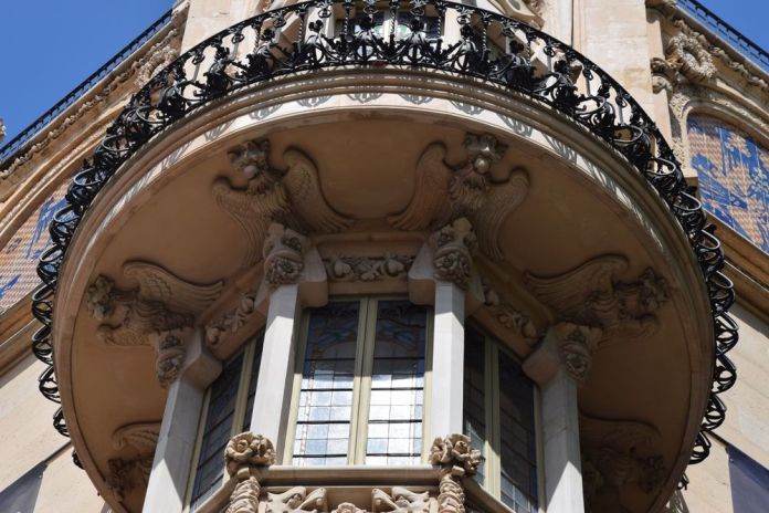 aigles sous le balcon angle gran hotel