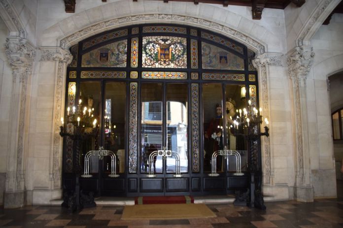 porte en vitraux du parlement palma