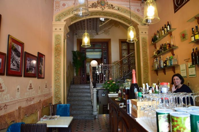 entrée et bar hôtel la vila soller