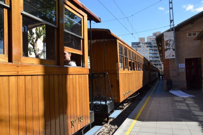 départ de palma petit train pour soller