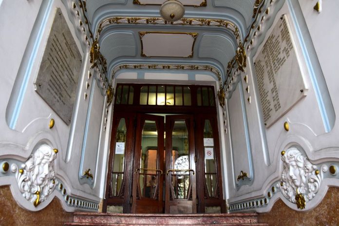 entrée du palais administratif cluj-napoca