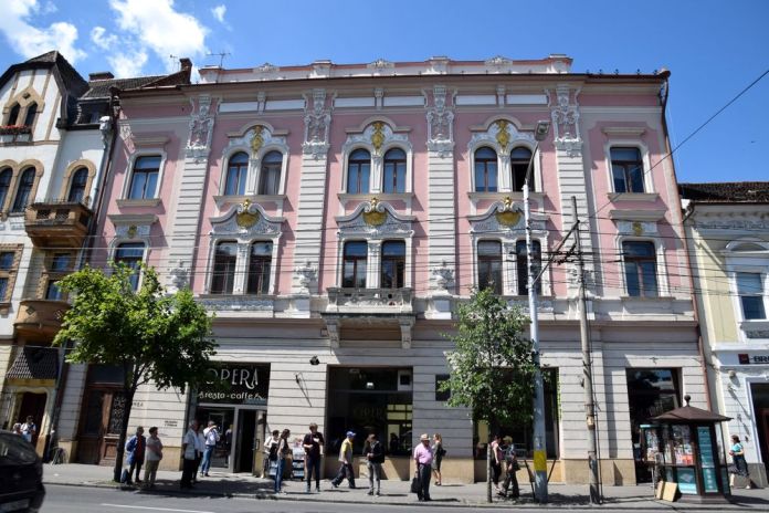 cluj-napoca maison rose et or