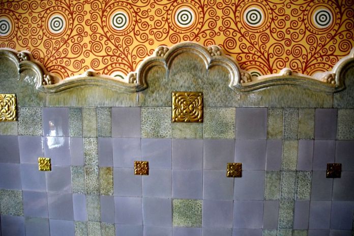 murs en carreaux de Zsolnai mairie targu mures