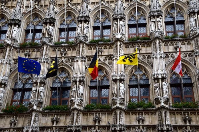 statues façade stadhuis leven louvain