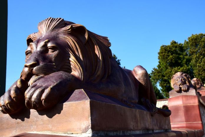 lion mausolée Zsolnay