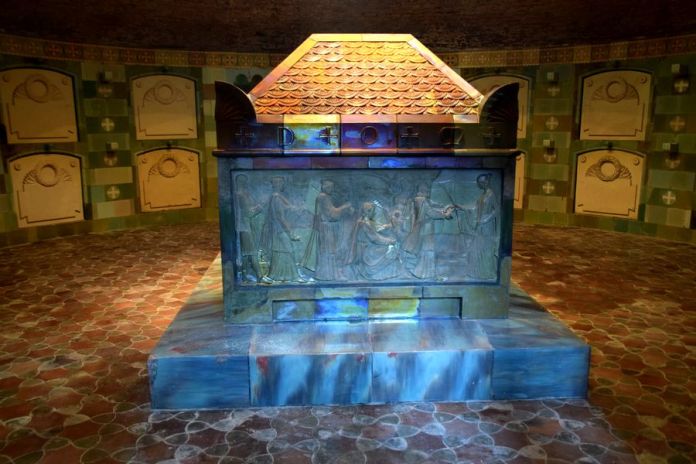 sarcophage de Vilmos Zsolnay en éosine